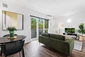 Tasteful 1-Bed Apartment with Balcony Seating - Parkville