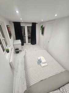 Modern Double Room in Dartford- Private Entrance