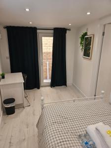 Modern Double Room in Dartford- Private Entrance