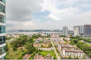 Paragon Suites Studios with Private Jacuzzi near CIQ RTS