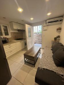 Jolie appartement Nice proche mer et aéroport Une chambre plus salon avec cuisine