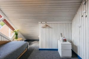 Single Room with Shared Bathroom room in Guboja
