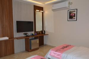 Myspace Saroja Suites