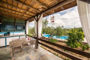 Hakuna Matata Holidays wooden lodge with airco & pool in Greek Olive Grove