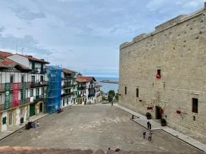 Unique 4-floor Home with Sea, Mountain & Castle Views - Ондаррібія