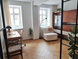 Beautiful new apt in old town near train station - FREE parking