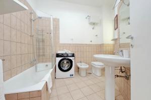 Comfy home for family next to Metro