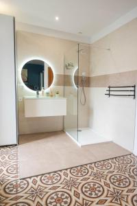 Villas Les Arenes Wi-Fi Climatisation Jardin Netflix 10 mn coeur de ville : photos des chambres