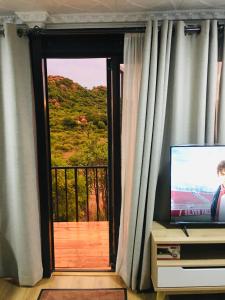 Makgobelo Lodge-The Glass House- Solar powered