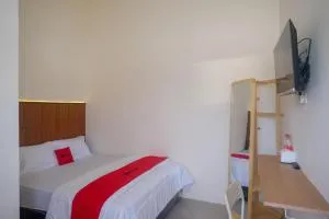 RedDoorz near Laweyan Gentan - Temulus