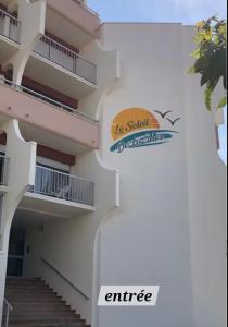 Appartements Appartement 1ere ligne piscine terrasse au bord de la plage front de mer avec 6 velos : photos des chambres