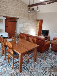 B&B / Chambres d'hotes ESCALE AU CLOS SAINT MARTIN DE JUILLERS Gites et Chambres d'hotes : photos des chambres