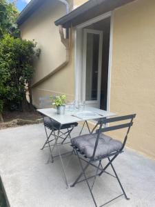 Appartements Les Embruns - Studio avec jardin : photos des chambres