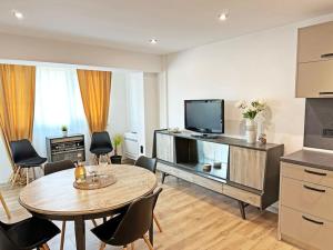 Spacious 3 bedroom apartment step to Varna Sea Garden and beach