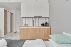 Modern Studio Słonimskiego with Balcony by Noclegi Renters