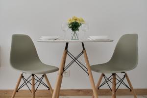 Modern Studio Słonimskiego with Balcony by Noclegi Renters