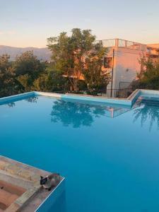 Appartamento con 3 Camere da Letto e Vista Montagna