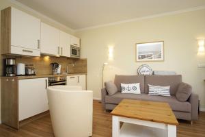 Terrasse, gratis Nutzung vom AHOI Erlebnisbad und Sauna in Sellin - Meeresblick FeWo 43