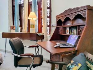 Stay nearby Lutyens Delhi just 15min from VFS, Connaught Place, BharatMnadapam