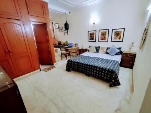 Stay nearby Lutyens Delhi just 15min from VFS, Connaught Place, BharatMnadapam