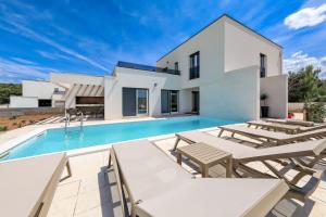 Villa Wave of love mit Meerblick, beheiztem Pool und direktem Strandzugang - familienfreundlich, 4 SZ, Rovanjska