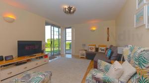 Coastal Garden Apartment with Sea Views By ADLIV