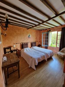 B&B / Chambres d'hotes Ferme equestre & Chambres d'hotes Gateau Stables proche Guedelon : Chambre Lits Jumeaux avec Baignoire
