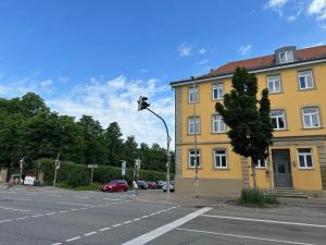 BELLA - Business&Family - 2 Zimmer direkt neben Schloß, Parkplatz, SmartTV, Netflix, Waschmaschine, 24h Checkin, 71qm, Kingsizebett, Hotelbettwäsche