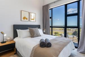 Burmeister 606 - Top Floor 2 Bedroom Apartment with Ocean Views - Onsite Parking