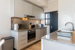 Burmeister 606 - Top Floor 2 Bedroom Apartment with Ocean Views - Onsite Parking