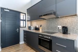 Burmeister 607 - Top Floor Corner 2 Bedroom Apartment with Sea and Lagoon Views - Onsite Parking