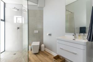 Burmeister 607 - Top Floor Corner 2 Bedroom Apartment with Sea and Lagoon Views - Onsite Parking