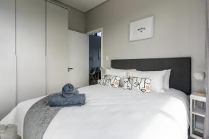 Burmeister 607 - Top Floor Corner 2 Bedroom Apartment with Sea and Lagoon Views - Onsite Parking