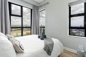 Burmeister 607 - Top Floor Corner 2 Bedroom Apartment with Sea and Lagoon Views - Onsite Parking