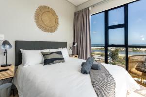 Burmeister 607 - Top Floor Corner 2 Bedroom Apartment with Sea and Lagoon Views - Onsite Parking