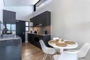 Burmeister 607 - Top Floor Corner 2 Bedroom Apartment with Sea and Lagoon Views - Onsite Parking