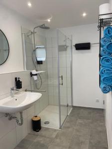 1,5-Zimmer, Top ausgestattet, 4 Pers, Souterrain, Self Check-in, Parkplatz, Netflix & Amazon Prime