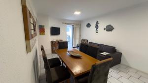 604 - Apto 2 dormitórios a 50m da praia de Bombas