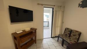 604 - Apto 2 dormitórios a 50m da praia de Bombas