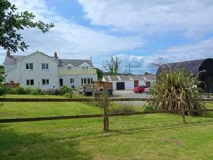Bunny Meadows Holiday Farmhouse near Carmarthen & Pembrokeshire - Banc-y-felin