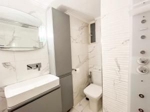 Central Apartment - 2 BR & Terrace I 50m to Beach