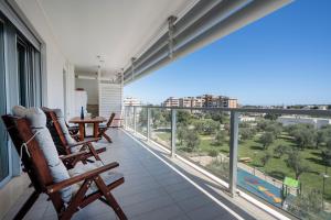 GuestHost - Kind Park - Sleek Apartment with Terrace & Parking