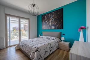 GuestHost - Kind Park - Sleek Apartment with Terrace & Parking