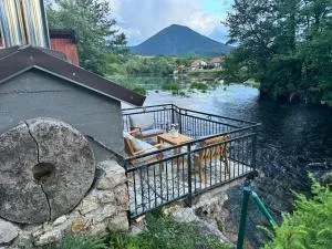 Hotri House On The River Island - Praščijak