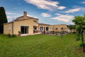 Maisons de vacances Les Sylphides - Maison avec piscine : Maison 2 Chambres