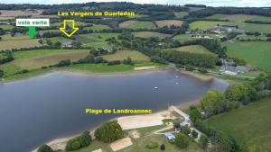 Maisons de vacances LE CAMELIA - Les Vergers de Guerledan : Maison 3 Chambres