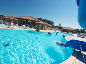 Maisons de vacances Chalet dans residence de vacances, 3 chambres, piscines, jacuzzi, au bord du lac : photos des chambres