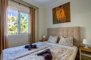 Modern Sea & Golf View 2-Bedroom Apartment with Pool and Terrace in Calanova