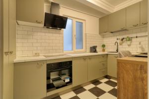 Neo-Classic Design Near Downtown