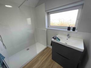 LeeVal Detached House parking